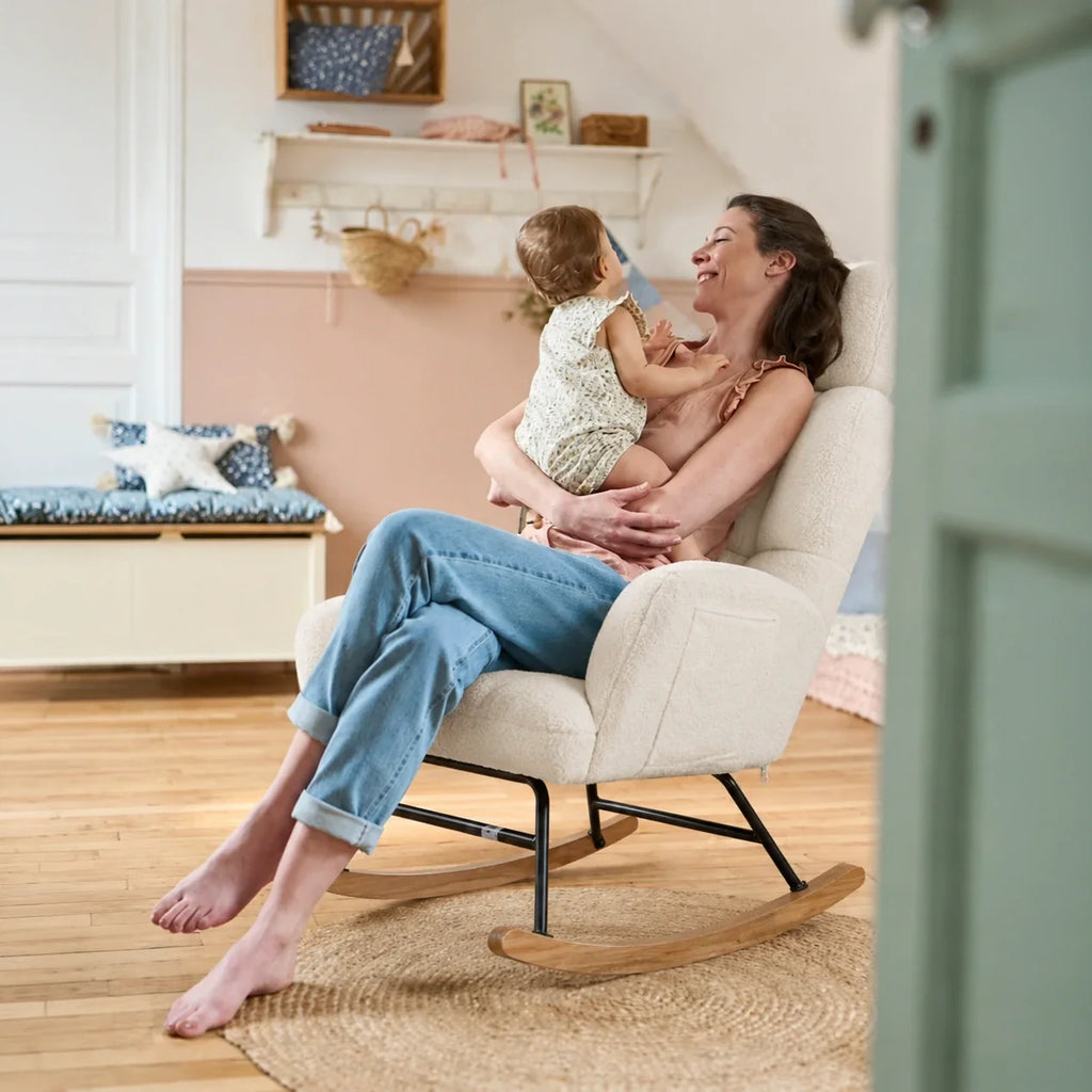 NORKA - fauteuil d'allaitement, maman et bébé dans le rocking chair