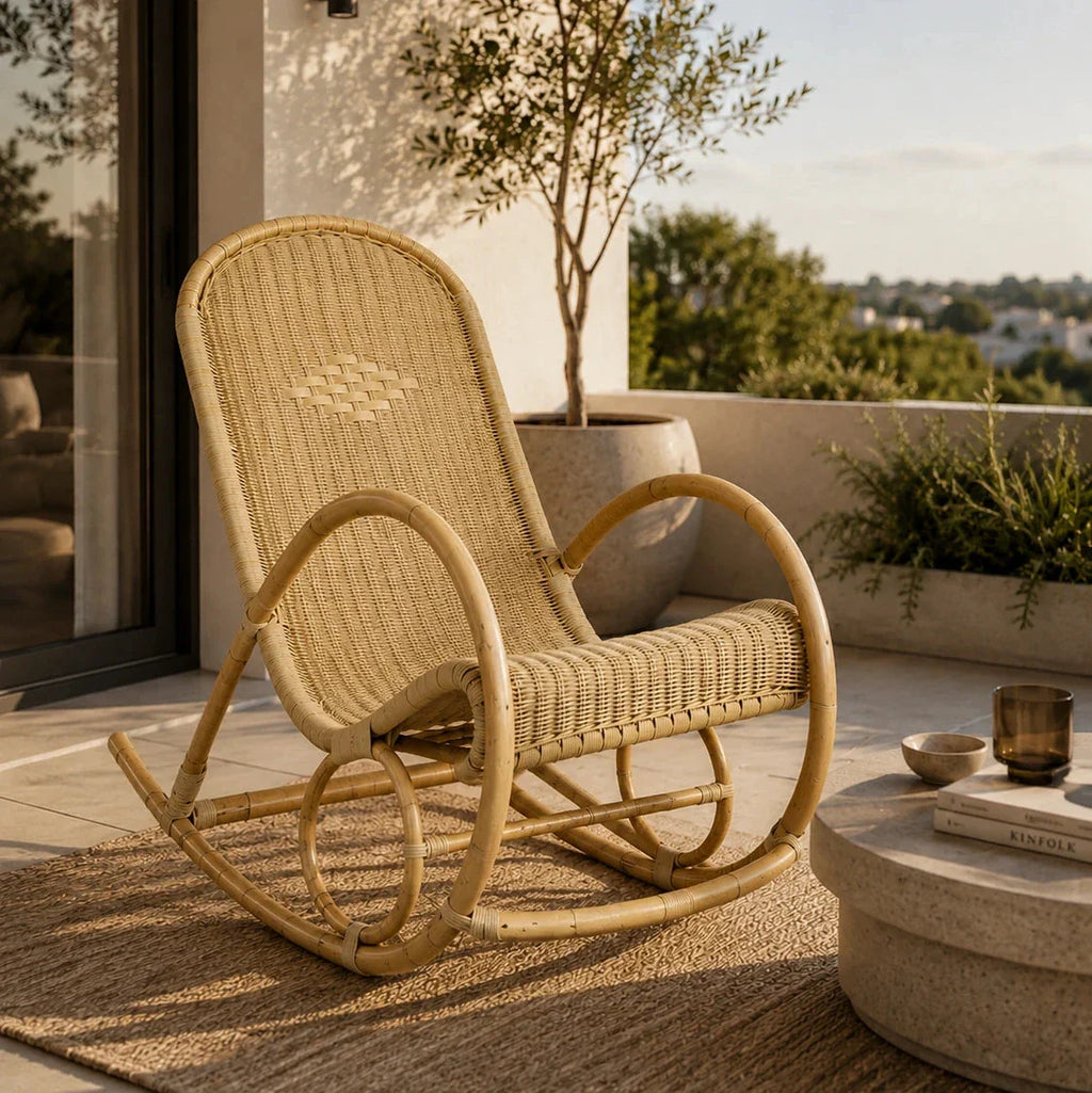 VANIK - rocking chair en rotin et manau tressé sur une terrasse design